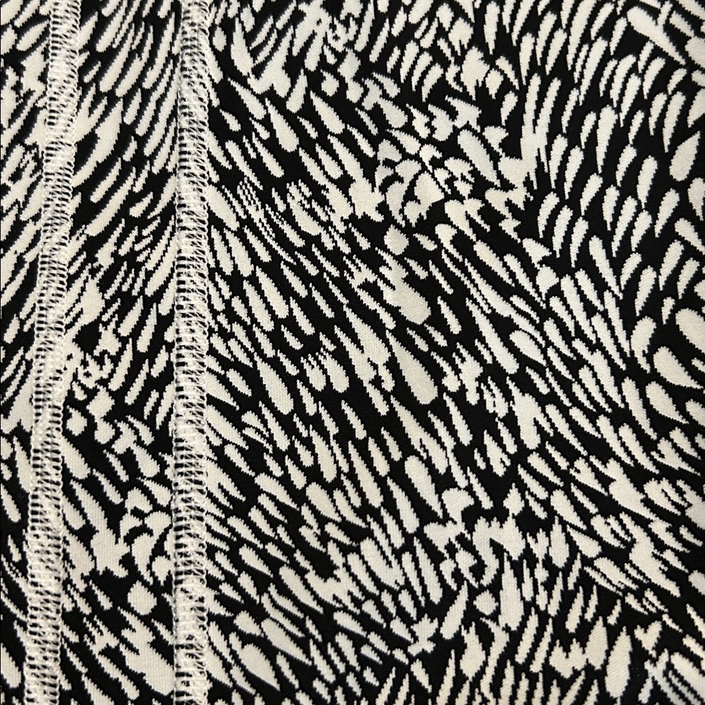 Athleta Ultimate Stash Textured Print 7/8 Leggings EUC Sz L Petite - Picture 2 of 8